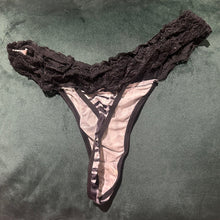 Load image into Gallery viewer, Silky thong with lace detail..

